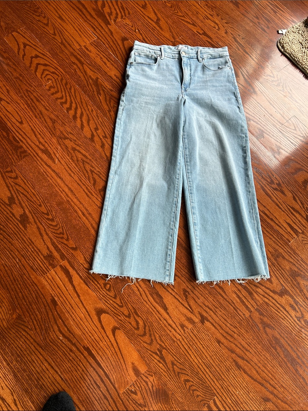 Good American Light Wash Wide-Leg Cropped Jeans